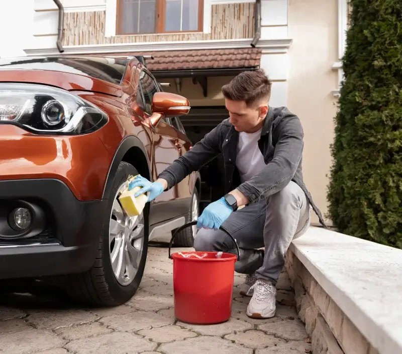 Lavage auto à domicile Fridefont : professionnel intervenant sur un véhicule